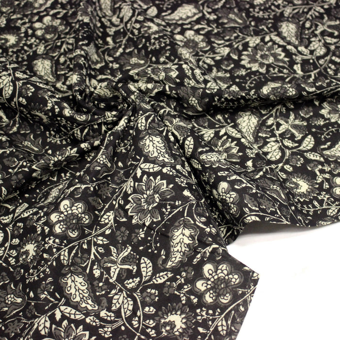 Tissu coton fin imprimé INDIENNES noir aux fleurs traditionnelles indiennes noires et écrues - TissusPapi.com