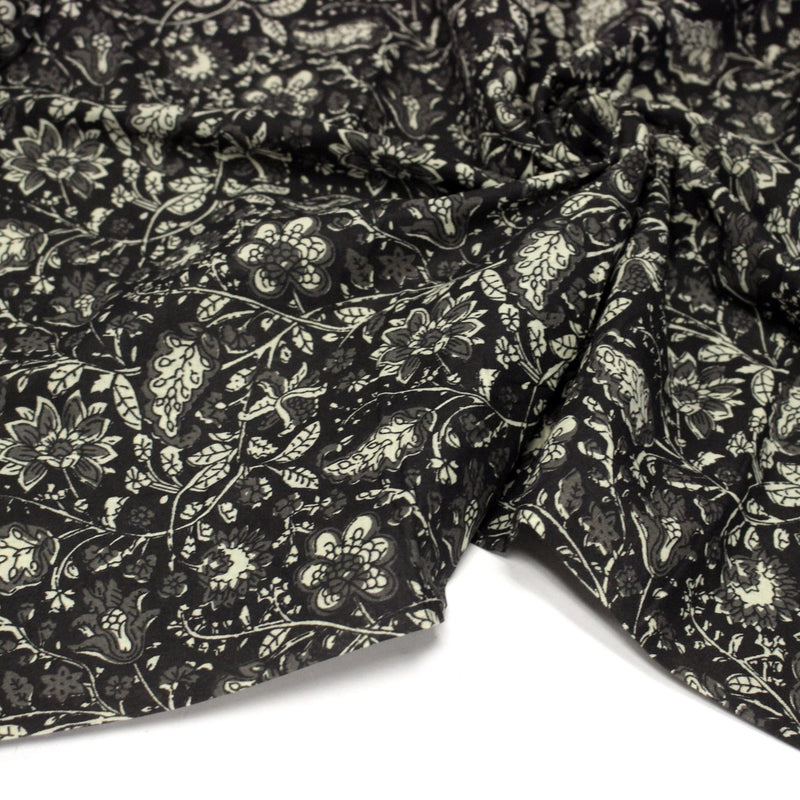 Tissu coton fin imprimé INDIENNES noir aux fleurs traditionnelles indiennes noires et écrues - TissusPapi.com