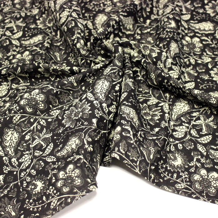 Tissu coton fin imprimé INDIENNES noir aux fleurs traditionnelles indiennes noires et écrues - TissusPapi.com