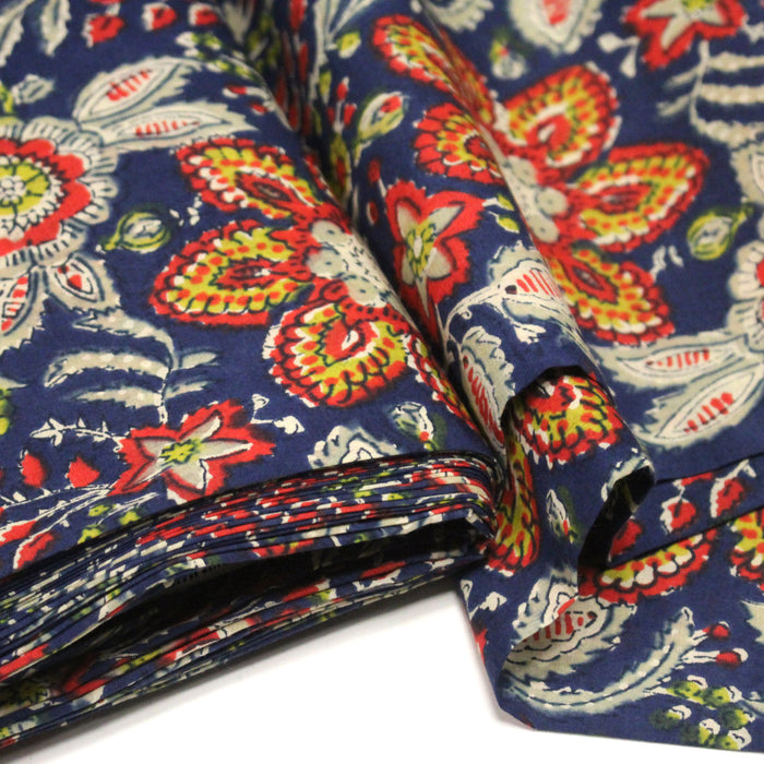 Tissu coton fin imprimé INDIENNES, fleuri rouge jaune écru, fond bleu – STANDARD 100 OEKO-TEX