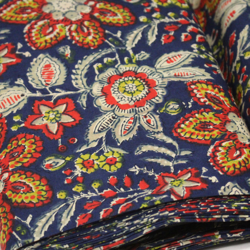 Tissu coton fin imprimé INDIENNES, fleuri rouge jaune écru, fond bleu – STANDARD 100 OEKO - TEX - TissusPapi.com