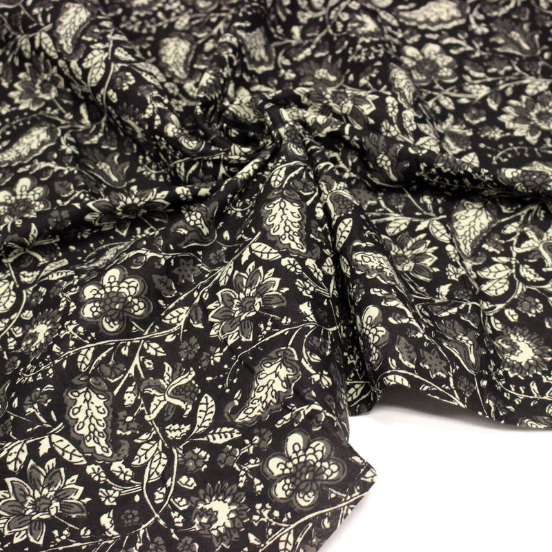Tissu coton fin imprimé INDIENNES noir aux fleurs traditionnelles indiennes noires et écrues - TissusPapi.com