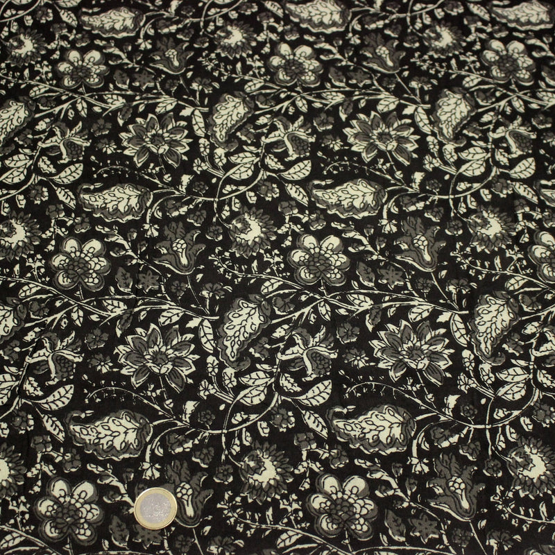 Tissu coton fin imprimé INDIENNES noir aux fleurs traditionnelles indiennes noires et écrues - TissusPapi.com