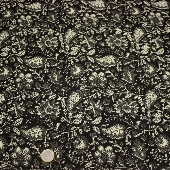 Tissu coton fin imprimé INDIENNES noir aux fleurs traditionnelles indiennes noires et écrues - TissusPapi.com