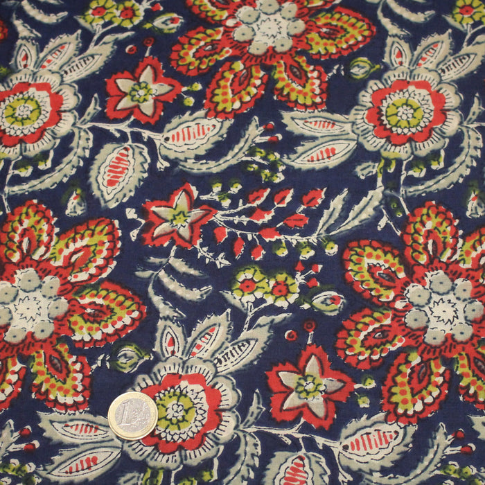 Tissu coton fin imprimé INDIENNES, fleuri rouge jaune écru, fond bleu – STANDARD 100 OEKO-TEX