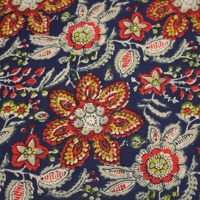 Tissu coton fin imprimé INDIENNES, fleuri rouge jaune écru, fond bleu – STANDARD 100 OEKO-TEX