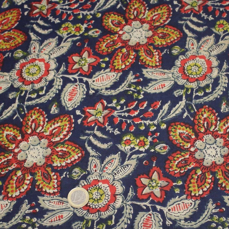 Tissu coton fin imprimé INDIENNES, fleuri rouge jaune écru, fond bleu – STANDARD 100 OEKO - TEX - TissusPapi.com