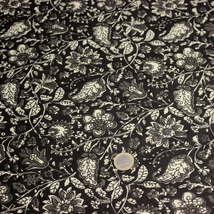 Tissu coton fin imprimé INDIENNES noir aux fleurs traditionnelles indiennes noires et écrues - TissusPapi.com