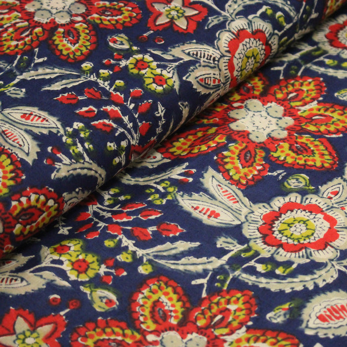 Tissu coton fin imprimé INDIENNES, fleuri rouge jaune écru, fond bleu – STANDARD 100 OEKO-TEX