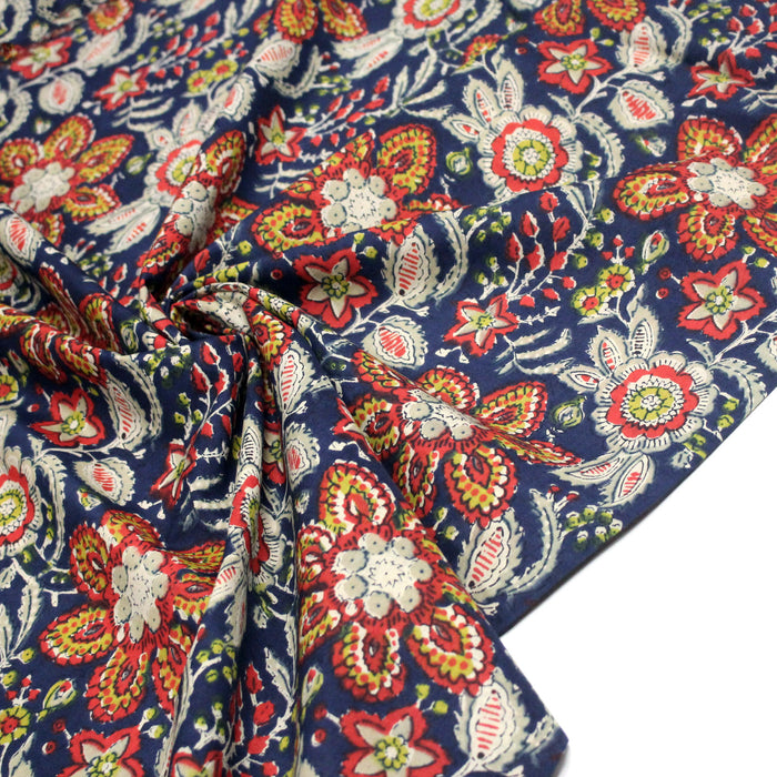 Tissu coton fin imprimé INDIENNES, fleuri rouge jaune écru, fond bleu – STANDARD 100 OEKO-TEX