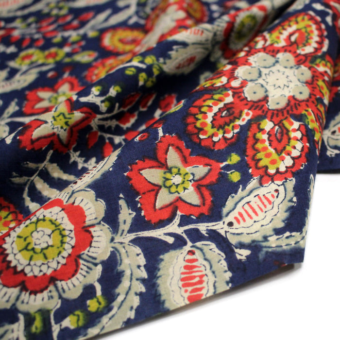 Tissu coton fin imprimé INDIENNES, fleuri rouge jaune écru, fond bleu – STANDARD 100 OEKO-TEX