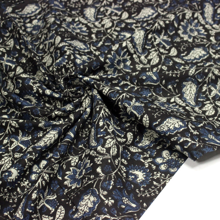 Tissu coton fin imprimé INDIENNES noir aux fleurs traditionnelles indiennes écrues et bleu Prusse
