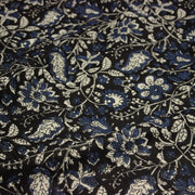 Tissu coton fin imprimé INDIENNES noir aux fleurs traditionnelles indiennes écrues et bleu Prusse - TissusPapi.com