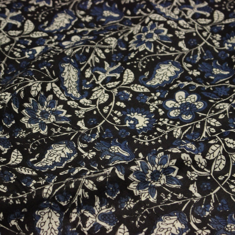 Tissu coton fin imprimé INDIENNES noir aux fleurs traditionnelles indiennes écrues et bleu Prusse - TissusPapi.com