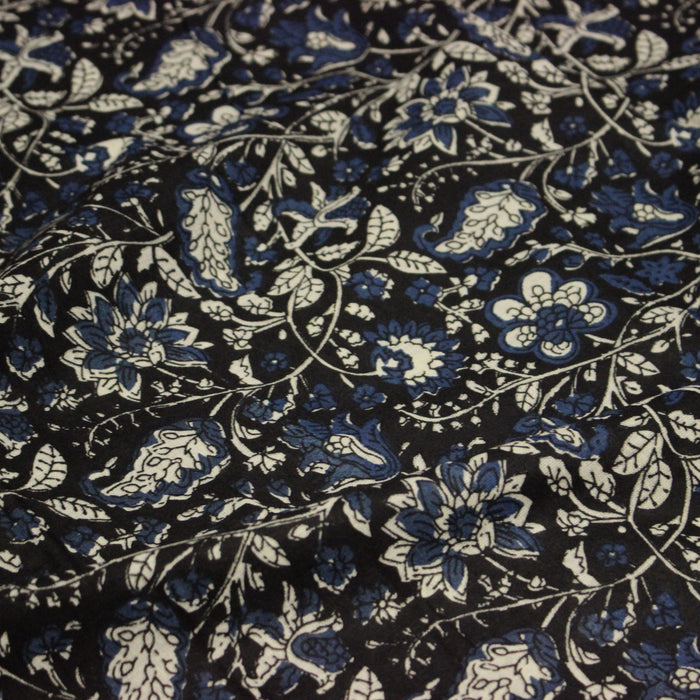 Tissu coton fin imprimé INDIENNES noir aux fleurs traditionnelles indiennes écrues et bleu Prusse