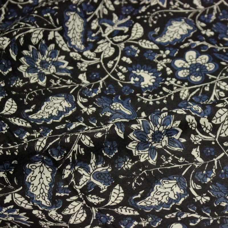 Tissu coton fin imprimé INDIENNES noir aux fleurs traditionnelles indiennes écrues et bleu Prusse - TissusPapi.com