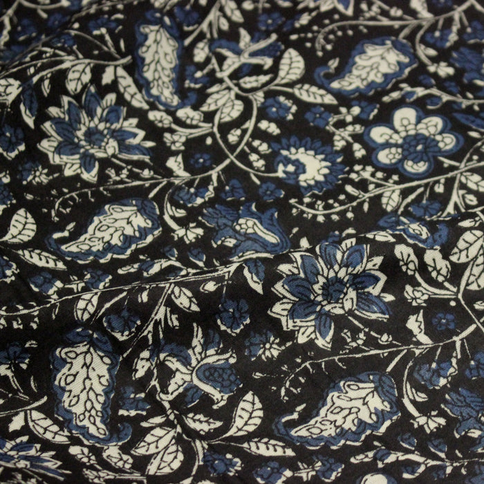 Tissu coton fin imprimé INDIENNES noir aux fleurs traditionnelles indiennes écrues et bleu Prusse