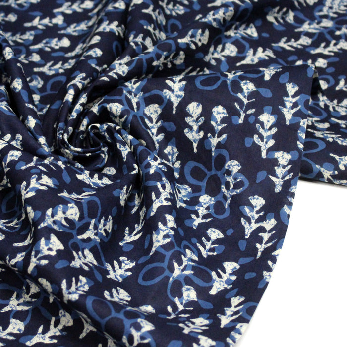 Tissu coton fin imprimé INDIENNES, bleu aux fleurs bleues et écrues – STANDARD 100 OEKO-TEX