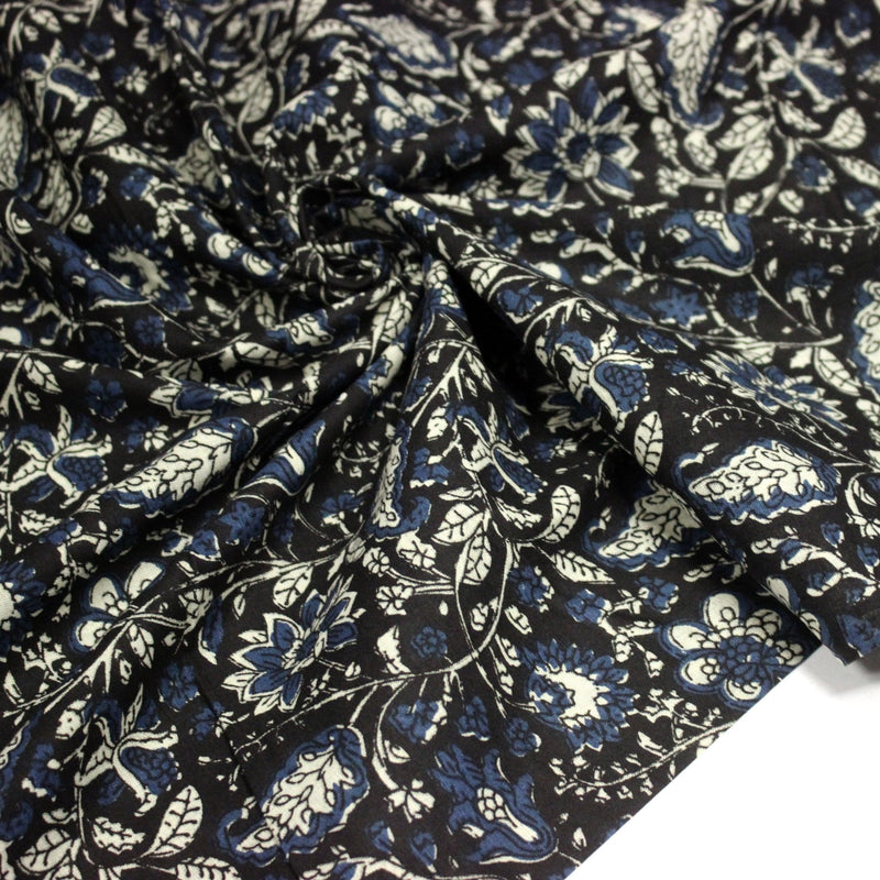 Tissu coton fin imprimé INDIENNES noir aux fleurs traditionnelles indiennes écrues et bleu Prusse - TissusPapi.com