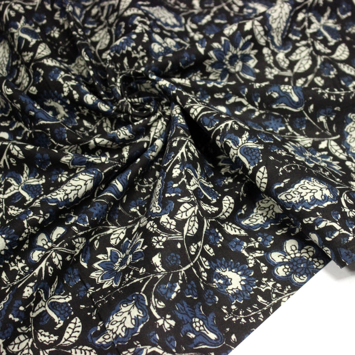 Tissu coton fin imprimé INDIENNES noir aux fleurs traditionnelles indiennes écrues et bleu Prusse