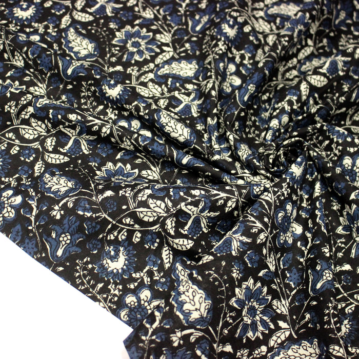 Tissu coton fin imprimé INDIENNES noir aux fleurs traditionnelles indiennes écrues et bleu Prusse