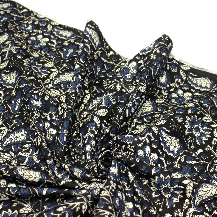 Tissu coton fin imprimé INDIENNES noir aux fleurs traditionnelles indiennes écrues et bleu Prusse