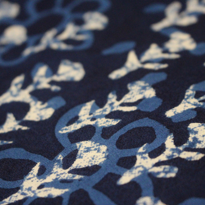 Tissu coton fin imprimé INDIENNES, bleu aux fleurs bleues et écrues – STANDARD 100 OEKO-TEX