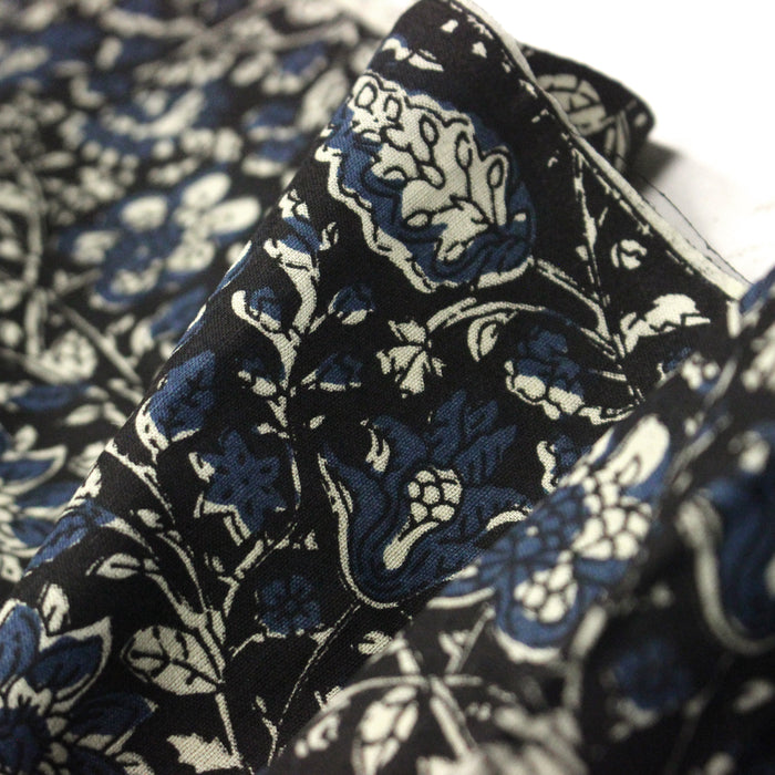 Tissu coton fin imprimé INDIENNES noir aux fleurs traditionnelles indiennes écrues et bleu Prusse