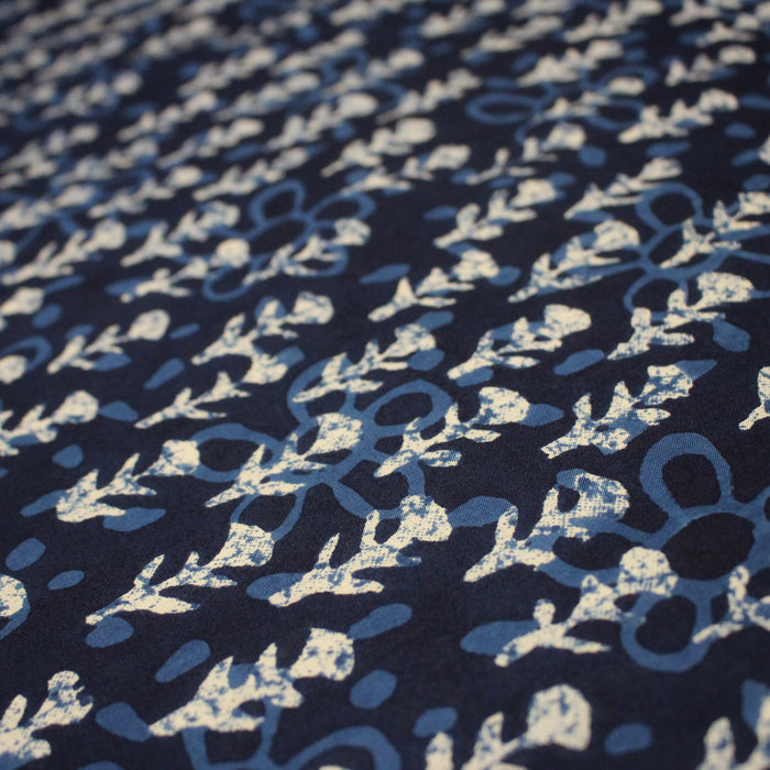 Tissu coton fin imprimé INDIENNES, bleu aux fleurs bleues et écrues – STANDARD 100 OEKO-TEX