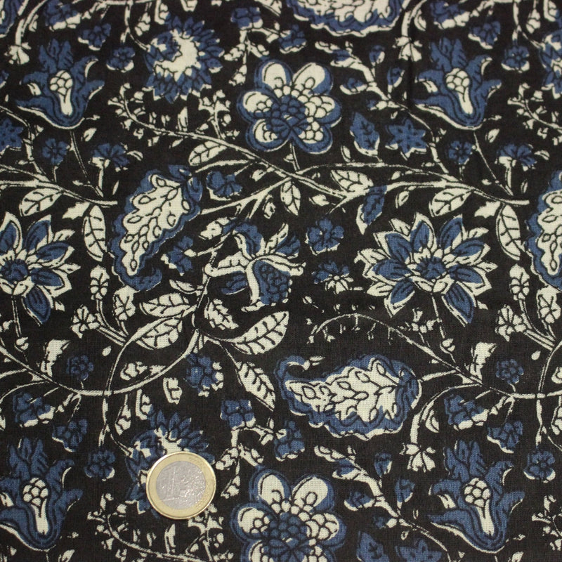 Tissu coton fin imprimé INDIENNES noir aux fleurs traditionnelles indiennes écrues et bleu Prusse - TissusPapi.com