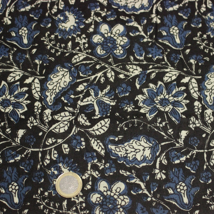 Tissu coton fin imprimé INDIENNES noir aux fleurs traditionnelles indiennes écrues et bleu Prusse