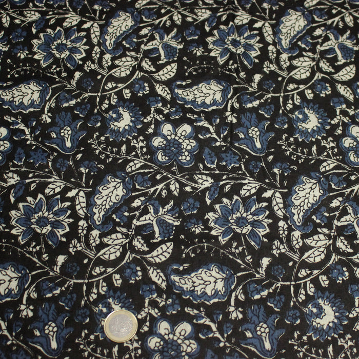 Tissu coton fin imprimé INDIENNES noir aux fleurs traditionnelles indiennes écrues et bleu Prusse