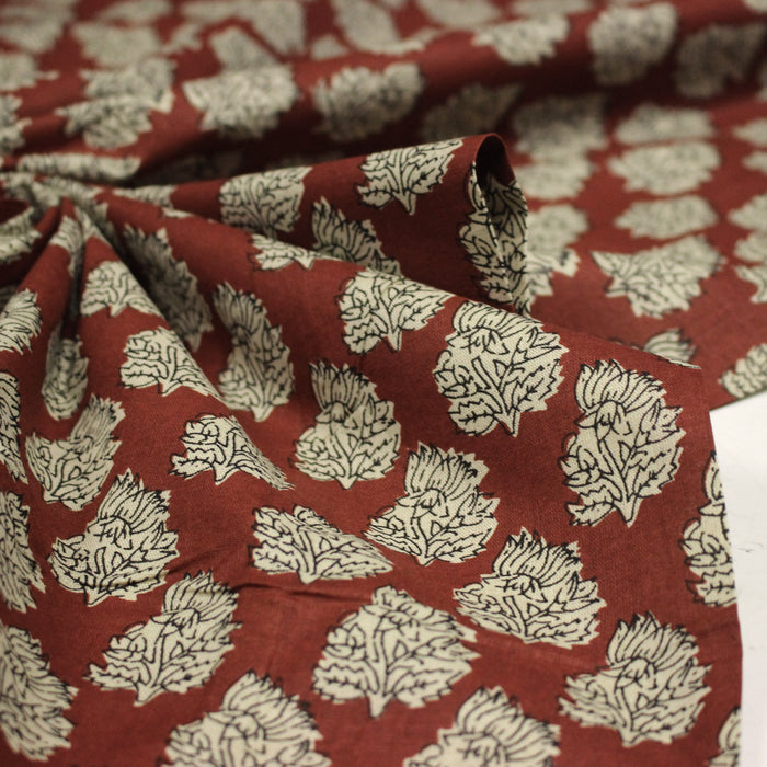 Tissu coton fin imprimé INDIENNES rouge rouille aux fleurs indiennes écrues et noires