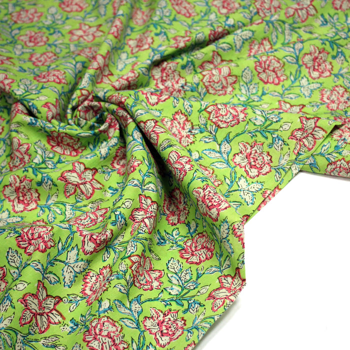 Tissu coton fin imprimé INDIENNES, vert aux fleurs roses, écrues et bleues – STANDARD 100 OEKO-TEX