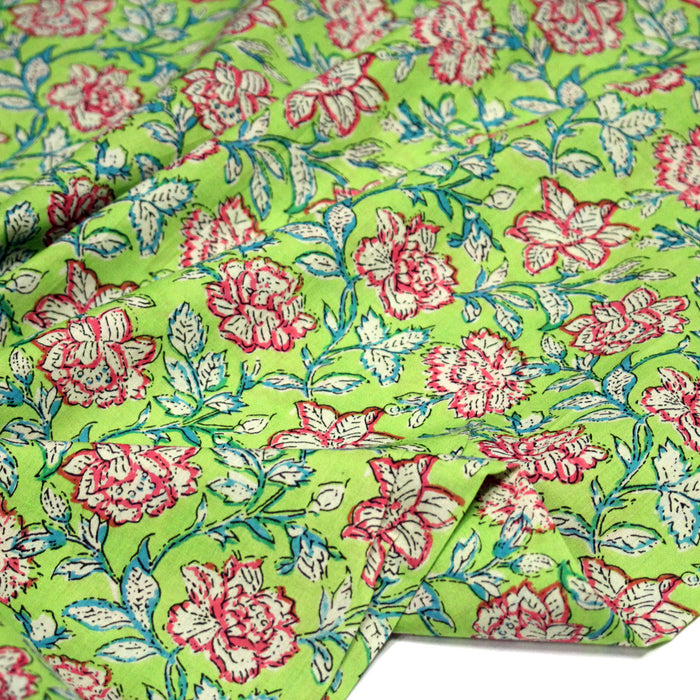Tissu coton fin imprimé INDIENNES, vert aux fleurs roses, écrues et bleues – STANDARD 100 OEKO-TEX