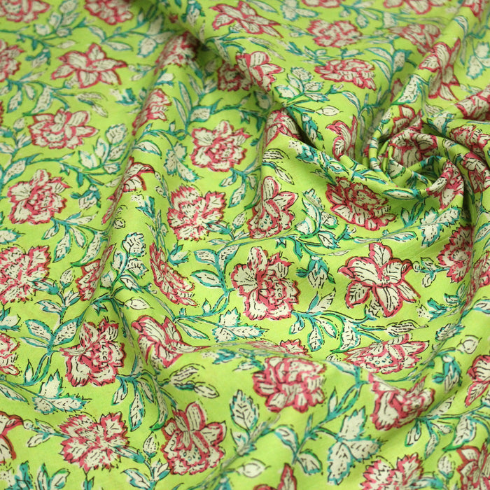 Tissu coton fin imprimé INDIENNES, vert aux fleurs roses, écrues et bleues – STANDARD 100 OEKO-TEX