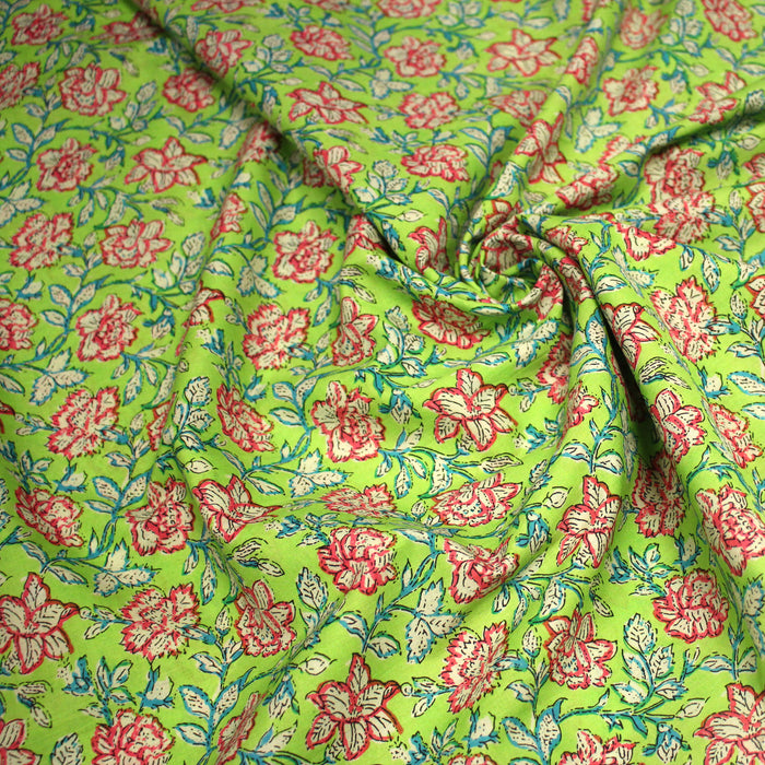 Tissu coton fin imprimé INDIENNES, vert aux fleurs roses, écrues et bleues – STANDARD 100 OEKO-TEX