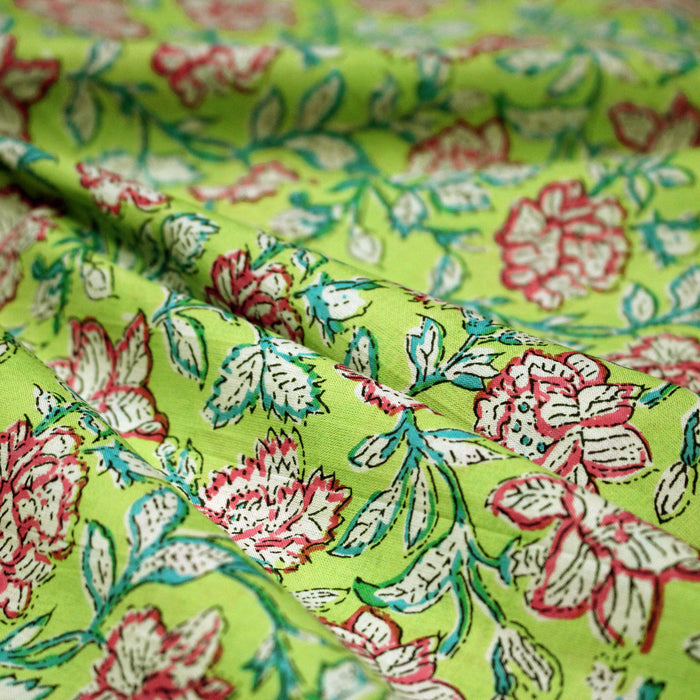Tissu coton fin imprimé INDIENNES, vert aux fleurs roses, écrues et bleues – STANDARD 100 OEKO-TEX