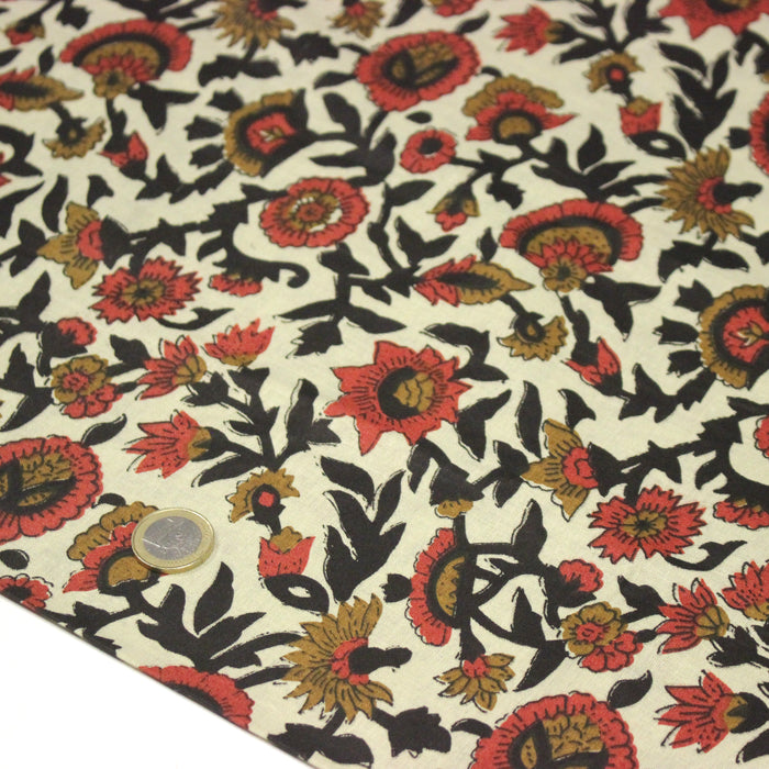 Tissu coton fin imprimé INDIENNES écru aux fleurs indiennes ocres rouges et noires
