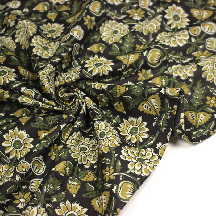 Tissu coton fin imprimé INDIENNES noir aux fleurs indiennes jaunes écrues et vertes - TissusPapi.com