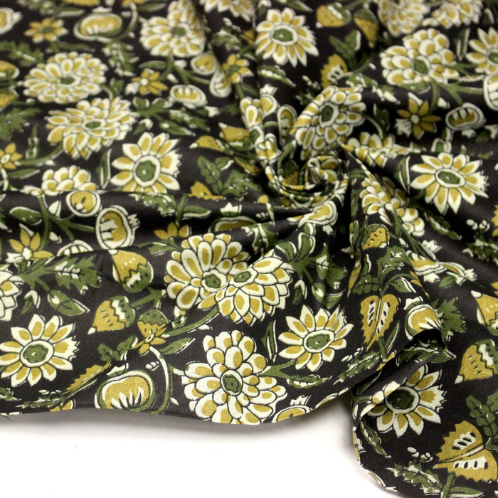 Tissu coton fin imprimé INDIENNES noir aux fleurs indiennes jaunes écrues et vertes - TissusPapi.com