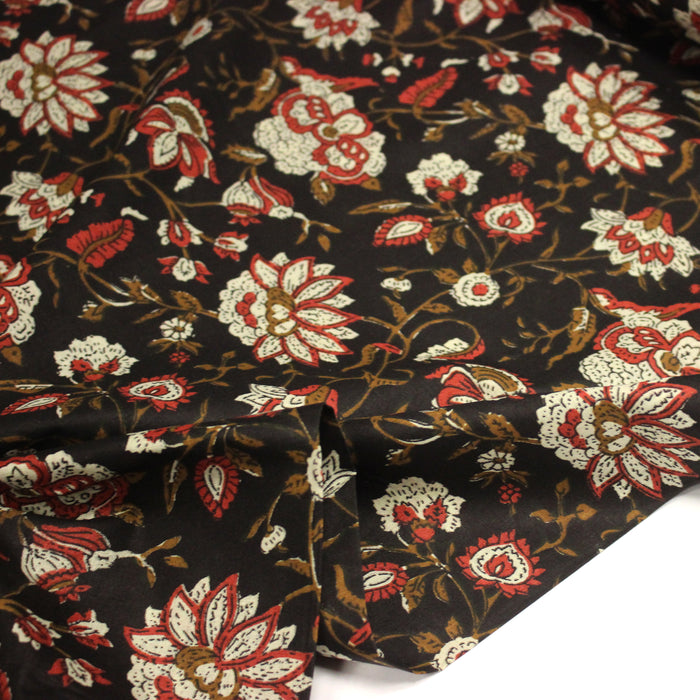 Tissu coton fin imprimé INDIENNES noir aux fleurs indiennes ocres, rouges et écrues
