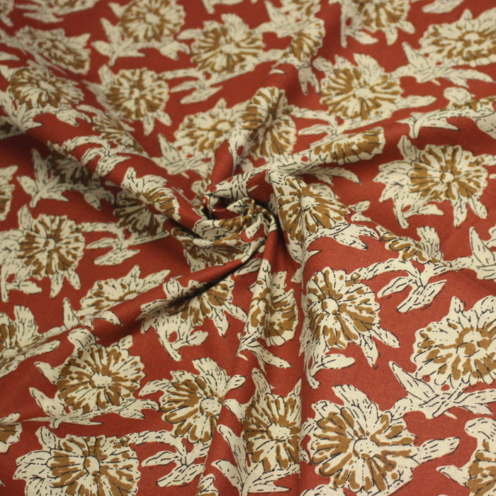 Tissu coton fin imprimé INDIENNES rouge rouille aux fleurs écrues et ocres