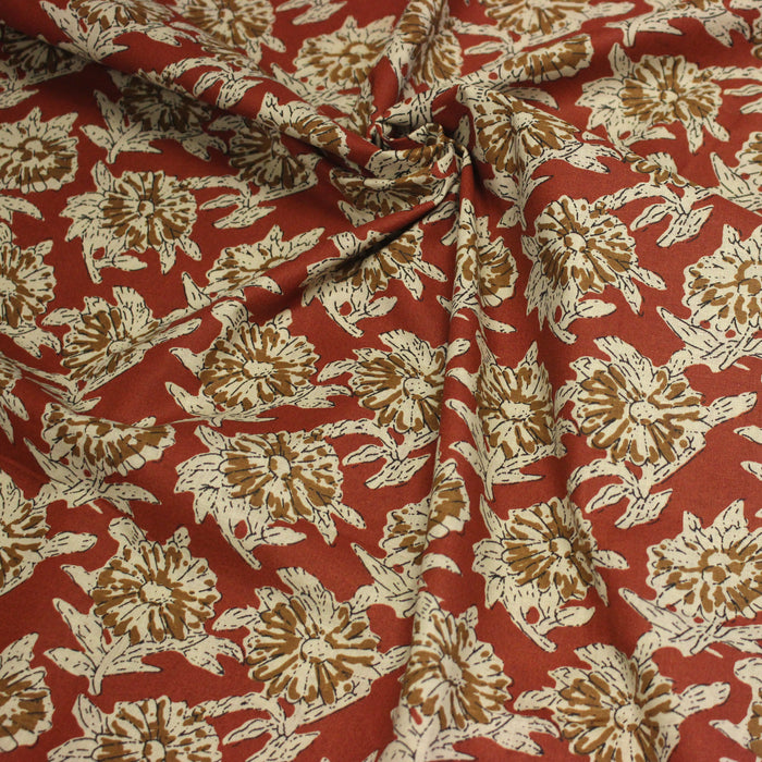 Tissu coton fin imprimé INDIENNES rouge rouille aux fleurs écrues et ocres