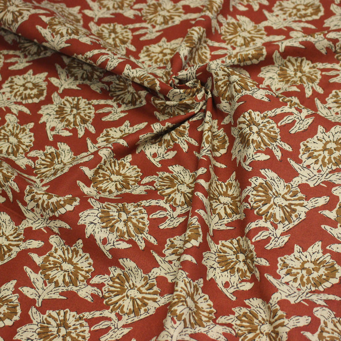Tissu coton fin imprimé INDIENNES rouge rouille aux fleurs écrues et ocres