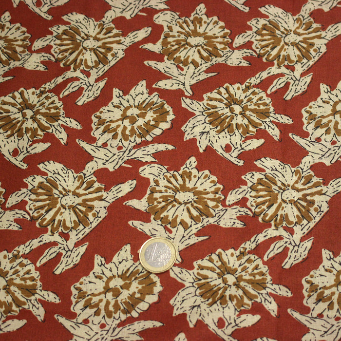Tissu coton fin imprimé INDIENNES rouge rouille aux fleurs écrues et ocres
