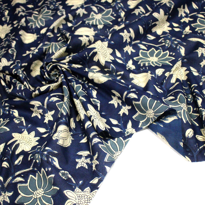 Tissu coton fin imprimé INDIENNES, bleu marine aux fleurs bleues et écrues – STANDARD 100 OEKO-TEX