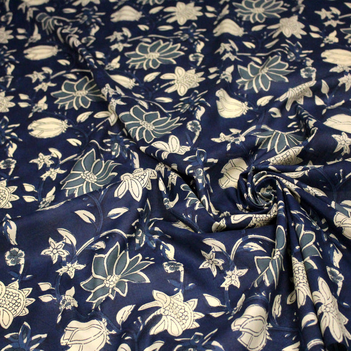 Tissu coton fin imprimé INDIENNES, bleu marine aux fleurs bleues et écrues – STANDARD 100 OEKO-TEX