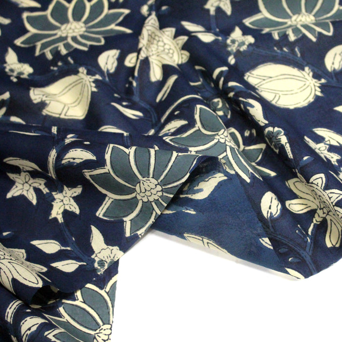 Tissu coton fin imprimé INDIENNES, bleu marine aux fleurs bleues et écrues – STANDARD 100 OEKO-TEX