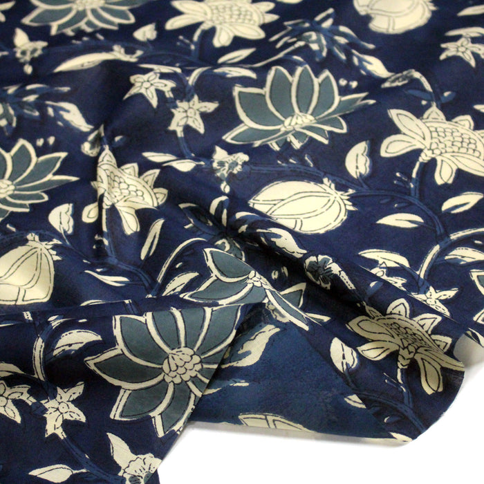 Tissu coton fin imprimé INDIENNES, bleu marine aux fleurs bleues et écrues – STANDARD 100 OEKO-TEX
